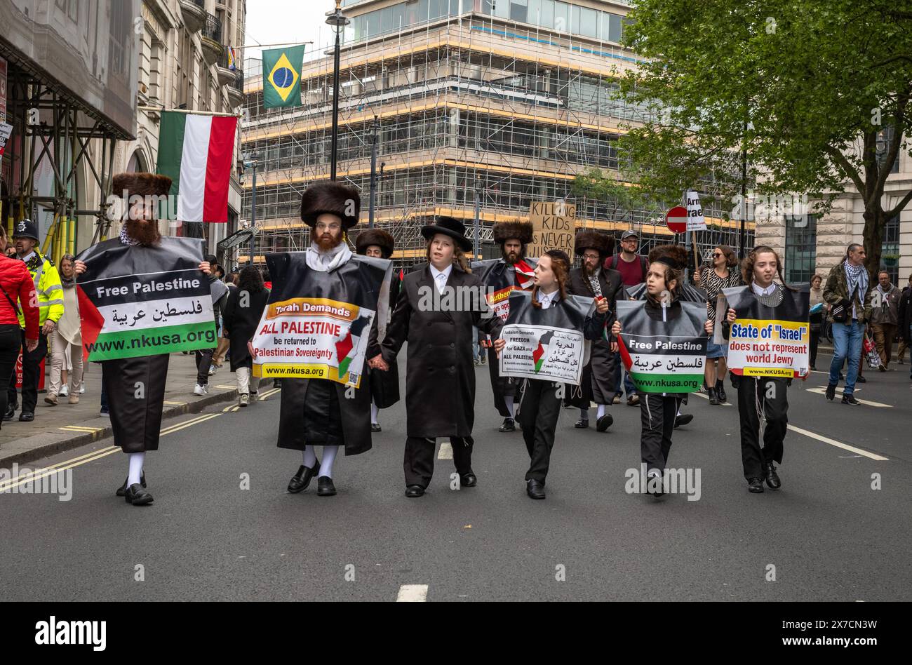 Londres, Royaume-Uni. 18 mai 2024 : hommes et garçons du groupe juif anti-sioniste haredi Neturei Karta, ou Gardiens de la ville, à la marche Nakba 76 pour Pal Banque D'Images