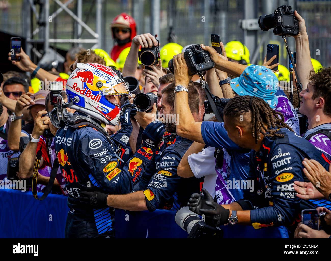 Imola, Italie. 19 mai 2024. IMOLA - Max Verstappen (Red Bull Racing) applaudit après avoir remporté le Grand Prix d'Emilie-Romagne sur le circuit Autodromo Enzo e Dino Ferrari à Imola. ANP REMKO DE WAAL crédit : ANP/Alamy Live News Banque D'Images