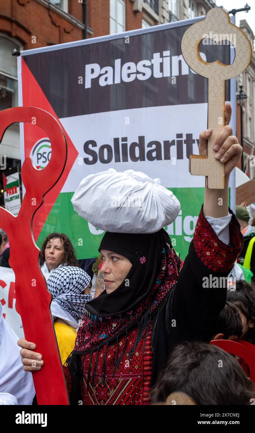 Londres, Royaume-Uni. 18 mai 2024 : une femme vêtue de vêtements palestiniens traditionnels tient des « clés palestiniennes » lors de la marche Nakba 76 pour la Palestine contre ISRA Banque D'Images