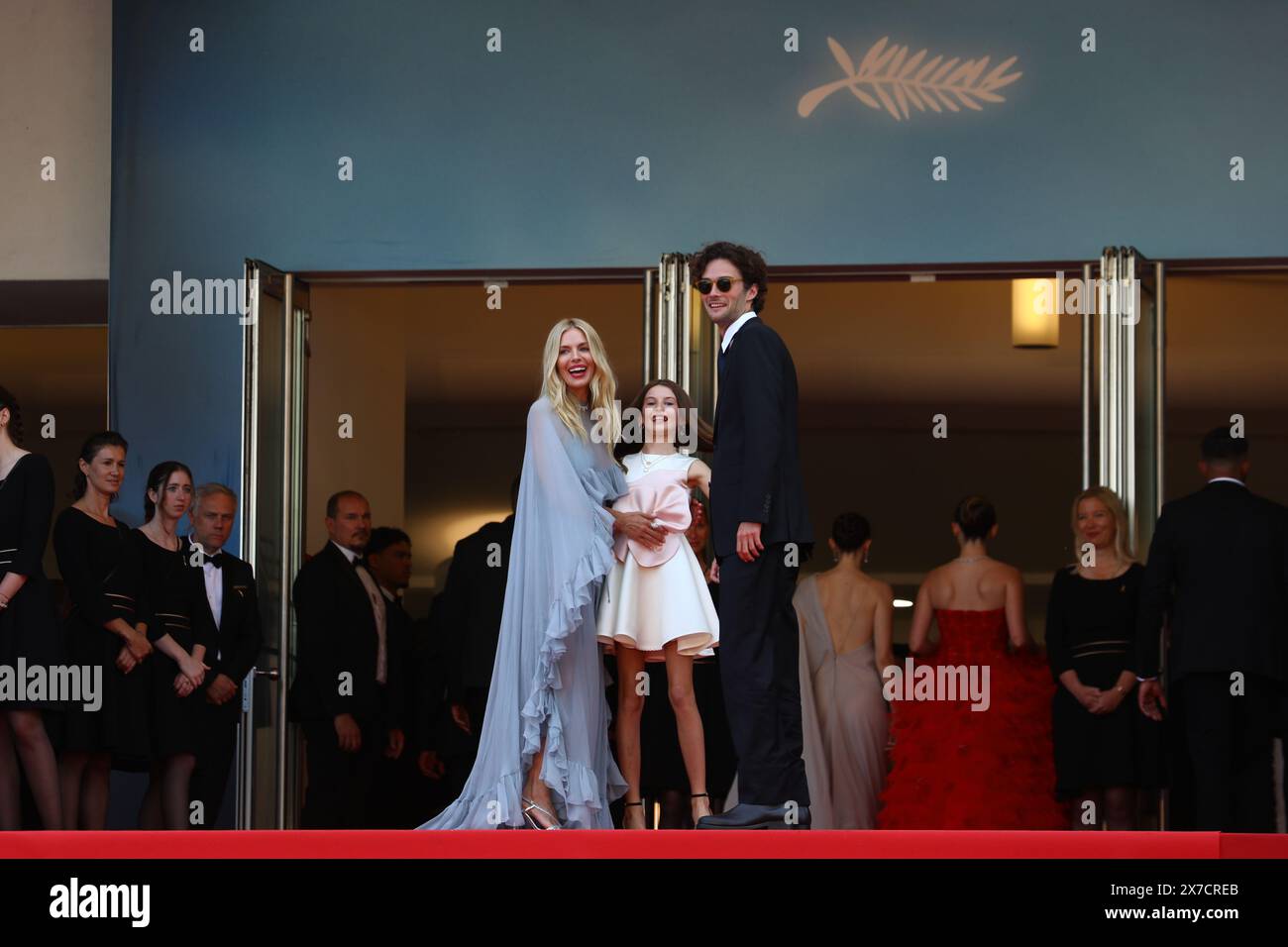 19 mai 2024, Cannes, Côte d'azur, France : SIENNA MILLER marche sur le tapis rouge avec sa fille MARLOWE STURRIDGE et son nouveau petit ami OLI GREEN avant la projection de 'Horizon : an American Saga' au 77e Festival annuel de Cannes au Palais des Festivals de Cannes, France (crédit image : © Mickael Chavet/ZUMA Press Wire) USAGE ÉDITORIAL EXCLUSIF ! Non destiné à UN USAGE commercial ! Banque D'Images