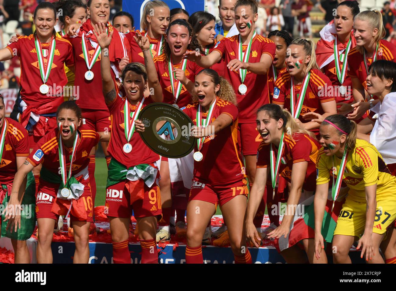 Rome, Italie. 19 mai 2024. Alayah Spohia Pilgrim de l'AS Roma lève le trophée alors qu'elle célèbre avec ses coéquipières la victoire du championnat italien à l'issue de la série féminine A 2023/2024 entre L'AS Roma et l'ACF Fiorentina au stade Tre Fontane, Rome (Italie), le 19 mai 2024. Crédit : Insidefoto di andrea staccioli/Alamy Live News Banque D'Images