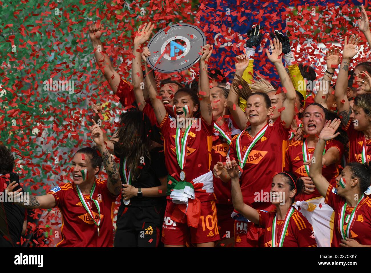 Rome, Italie. 19 mai 2024. Manuela Giugliano de L'AS Roma lève le trophée alors qu'elle célèbre avec ses coéquipières la victoire du championnat italien à la fin du match de football féminin Serie A 2023/2024 entre L'AS Roma et l'ACF Fiorentina au stade Tre Fontane, Rome (Italie), le 19 mai 2024. Crédit : Insidefoto di andrea staccioli/Alamy Live News Banque D'Images