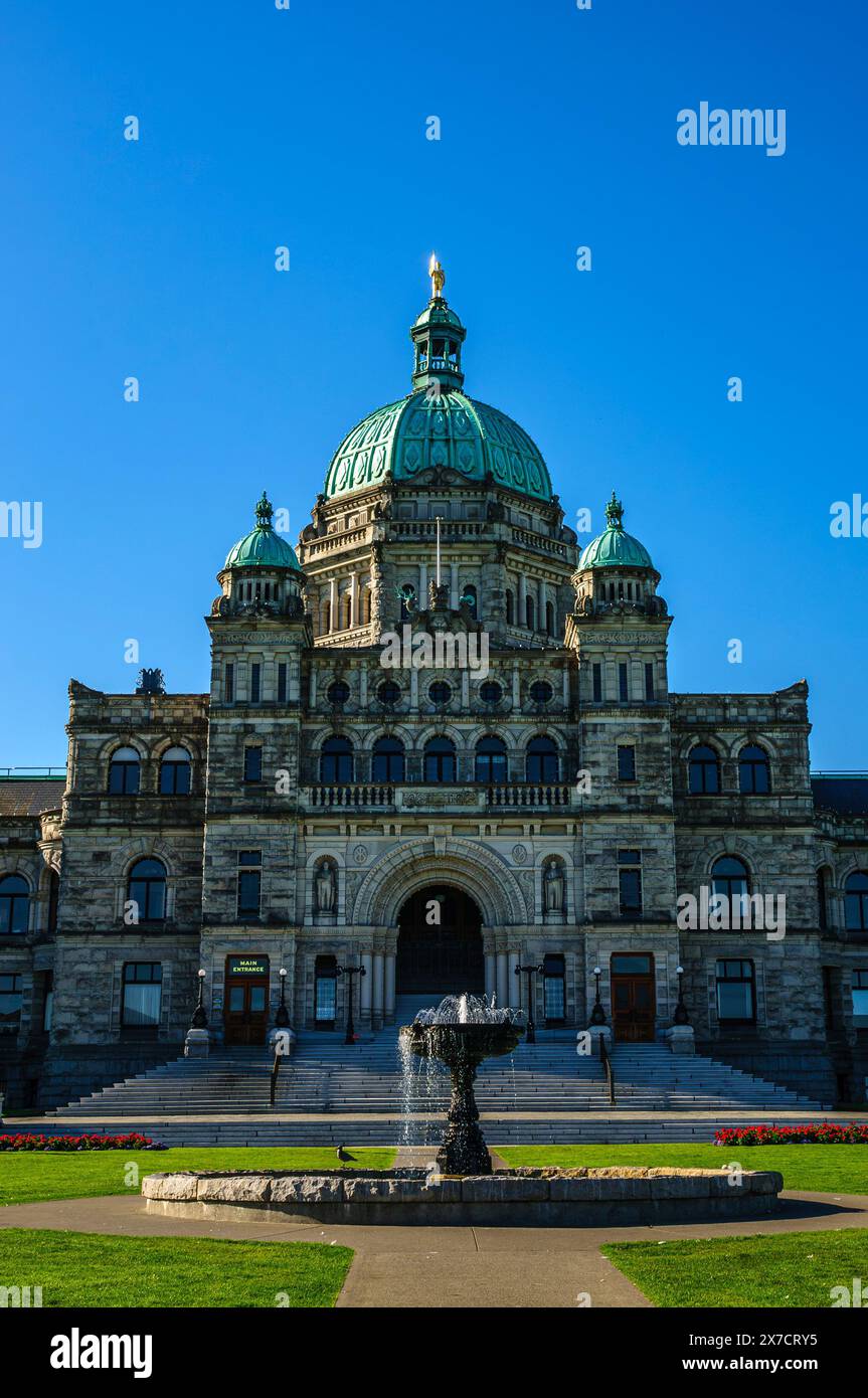 La façade de l'édifice de l'Assemblée législative provinciale avec la fontaine au premier plan, à Victoria, en Colombie-Britannique Banque D'Images