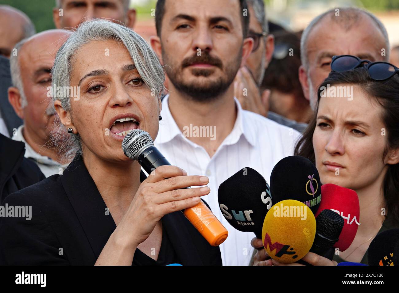 Le coprésident du Parti des régions démocratiques (DBP), Cigdem Kilicgun UCAR, est vu parler pendant la manifestation. Les lourdes peines de prison infligées aux politiciens kurdes ont été protestées par des déclarations de masse à Istanbul, Adana et Diyarbakir. Le coprésident du Parti des régions démocratiques (DBP), Cigdem Kilicgun UCAR, le président du Parti des travailleurs de Turquie (TIP), Erkan Bas, des députés du Parti de l'égalité des peuples et de la démocratie (Parti DEM), des représentants de certaines organisations de la société civile et le public ont assisté à la déclaration sur la place Dagkapi de Diyarbak?R. (Photo de Mehmet Masum Suer/SOPA images/SIPA USA) Banque D'Images