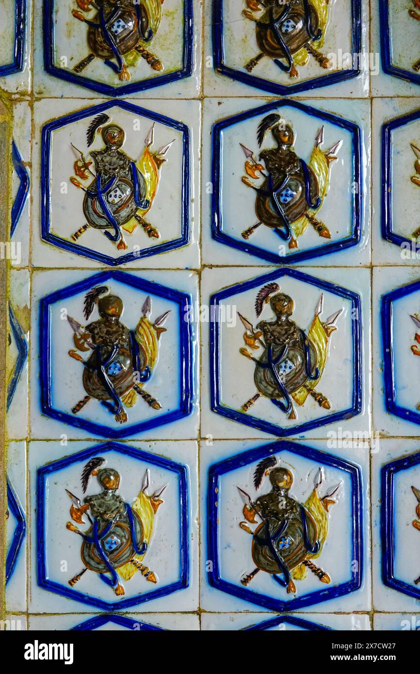 Les carreaux géométriques à motifs mauresques connus sous le nom d'Azulejos, décorent la façade à l'intérieur de l'arc du Triton menant à la cour des arches du palais de Pena ou au château historique de Palácio da Pena à Sintra, au Portugal. Le palais du château de conte de fées est considéré comme l'un des plus beaux exemples de l'architecture du romantisme portugais du 19ème siècle dans le monde. Banque D'Images