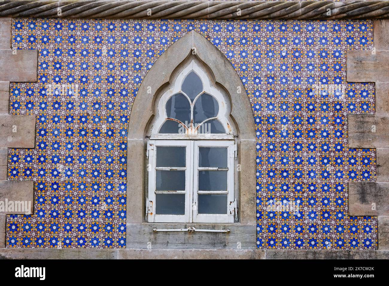 Les carreaux géométriques à motifs mauresques connus sous le nom d'Azulejos, décorent la façade connue sous le nom de couvent de l'ordre du Christ au palais de Pena ou château historique de Palácio da Pena à Sintra, au Portugal. Le palais du château de conte de fées est considéré comme l'un des plus beaux exemples de l'architecture du romantisme portugais du 19ème siècle dans le monde. Banque D'Images