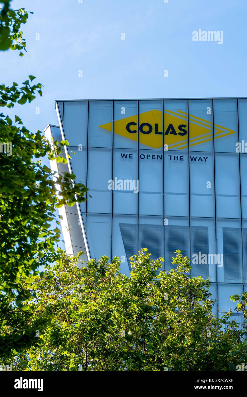 Enseigne et logo sur le bâtiment du siège social de Colas. Colas est une entreprise française de travaux publics spécialisée dans les transports et les infrastructures routières Banque D'Images
