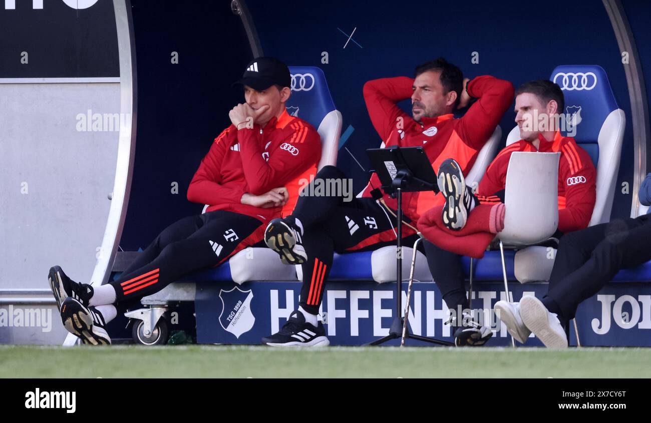 SINSHEIM, ALLEMAGNE - 18 MAI : entraîneur Thomas Tuchel du Bayern Muenchen avec Zsolt Loew Co entraîneur du FC Bayern Muenchen , Arno Michels Co entraîneur du FC Bayern Muenchen et Christoph Freund directeur sportif du FC Bayern München déçus lors du match de Bundesliga entre le TSG Hoffenheim et le FC Bayern München à la PreZero-Arena le 18 mai 2024 à Sinsheim, Allemagne. © diebilderwelt / Alamy Stock Banque D'Images