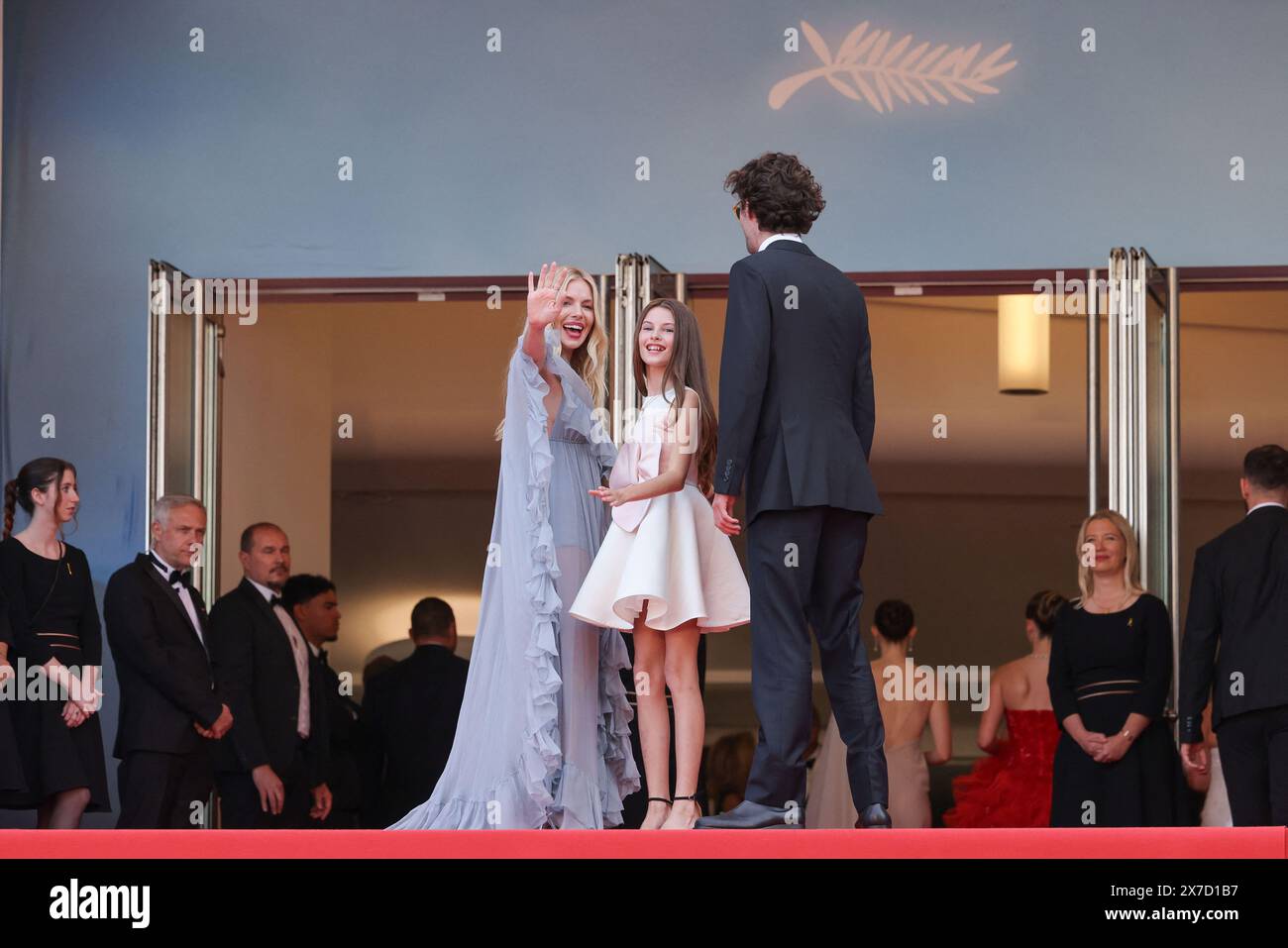 Cannes, France. 19 mai 2024. Sienna Miller et sa fille Marlowe Sturridge et Oli Green assistent au tapis rouge 'Horizon : an American Saga' au 77e Festival de Cannes au Palais des Festivals le 19 mai 2024 à Cannes, France. Photo de David Boyer/ABACAPRESS. COM Credit : Abaca Press/Alamy Live News Banque D'Images