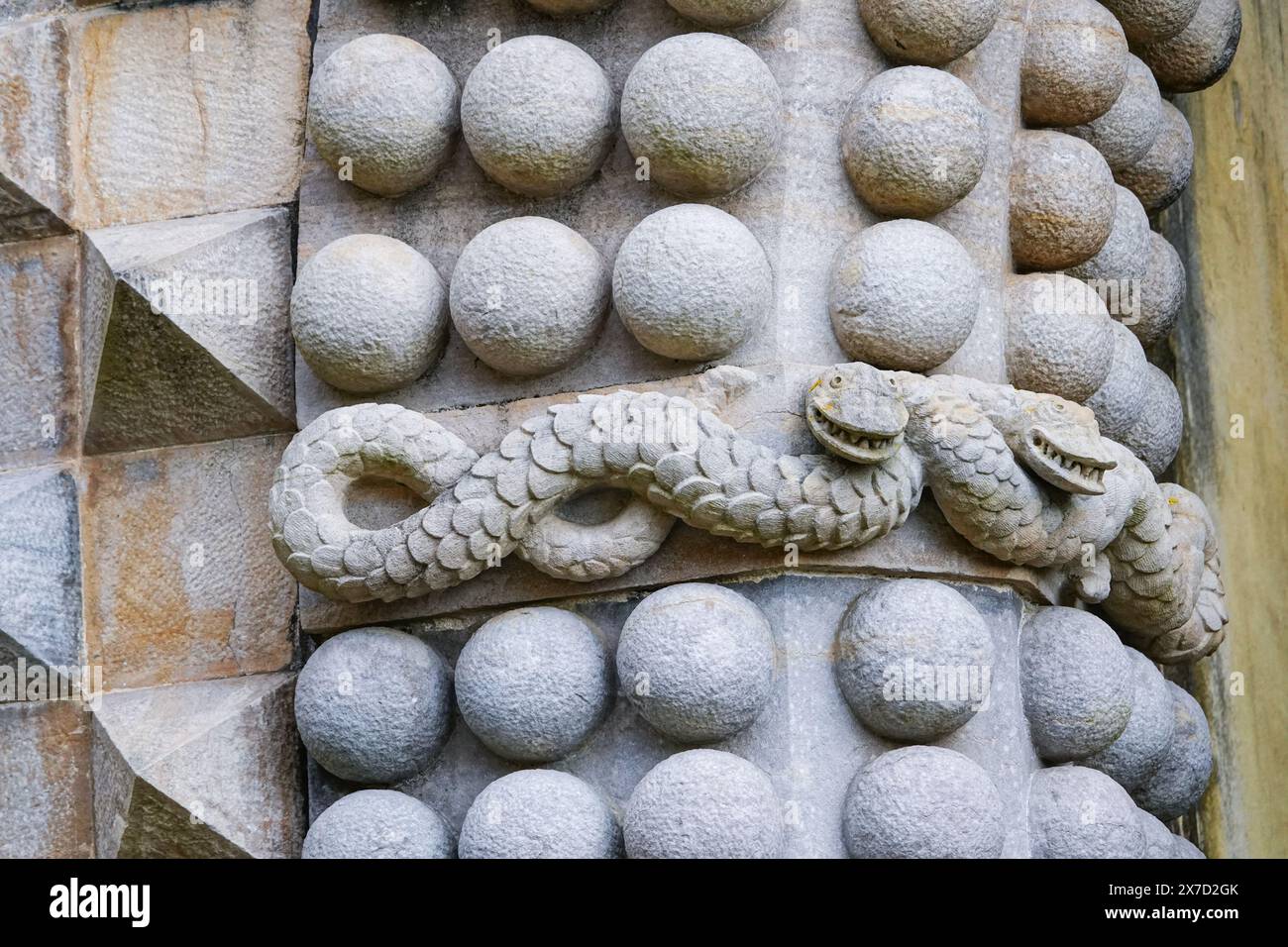 Serpents et boules rondes sculptés sur la façade de l'entrée monumentale du palais de Pena ou du château historique de Palácio da Pena vu depuis la gare routière de Sintra, au Portugal. Le palais du château de conte de fées est considéré comme l'un des plus beaux exemples de l'architecture du romantisme portugais du 19ème siècle dans le monde. Banque D'Images