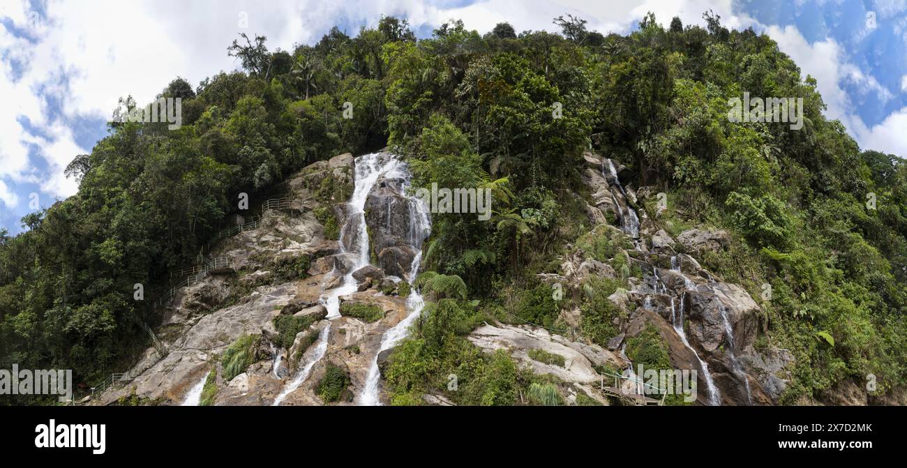 Cascada Velo de Novia près de la ville équatorienne de Zamora. Banque D'Images