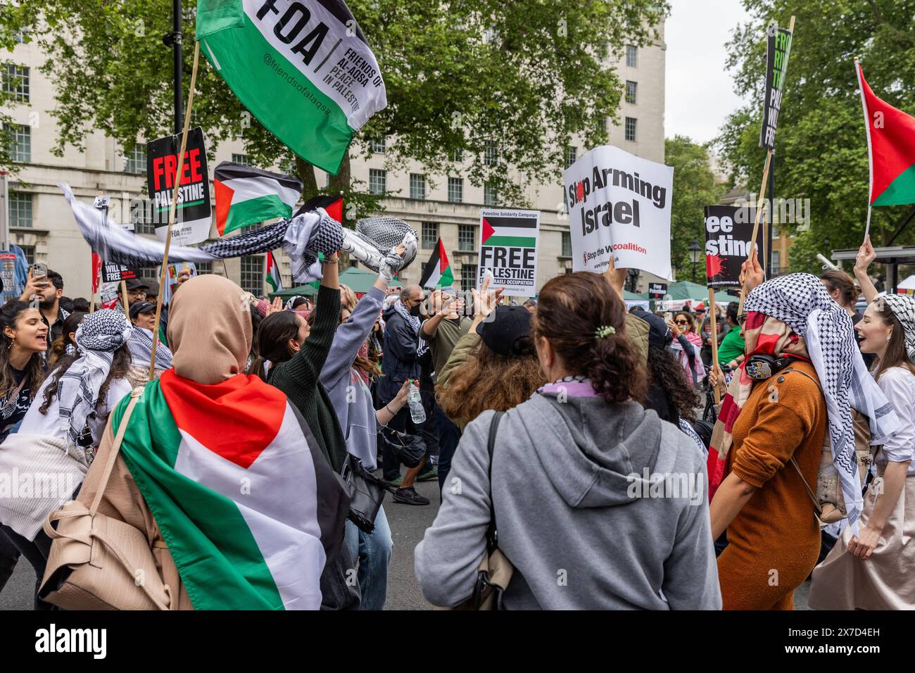 Londres, Royaume-Uni. 18 mai 2024. Des manifestants pro-palestiniens prennent part à la danse traditionnelle dabke à Whitehall lors d'une manifestation nationale pour marquer le 76e anniversaire de la Nakba. La Journée de la Nakba, le 15 mai, commémore le déplacement massif et la dépossession d'une majorité du peuple palestinien et la destruction de la société palestinienne en 1948. Crédit : Mark Kerrison/Alamy Live News Banque D'Images