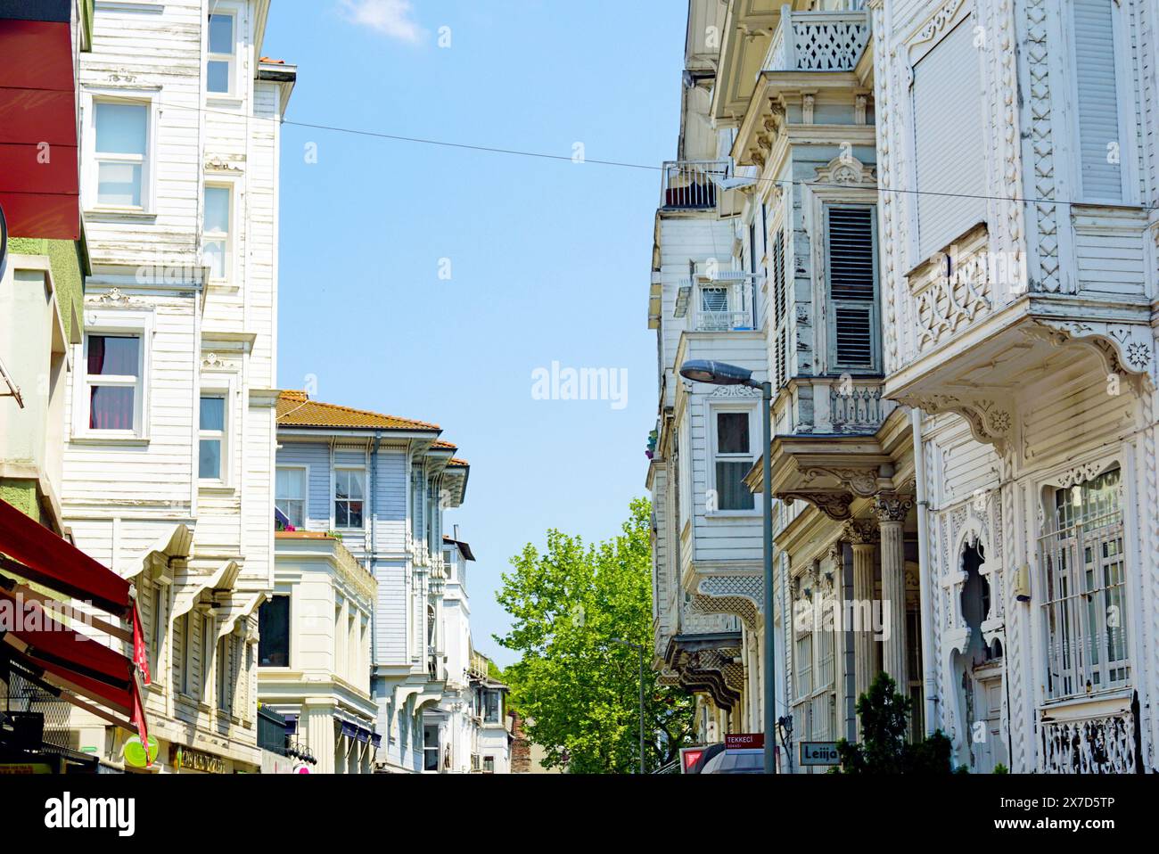 Quartier Arnavutkoy à Istanbul, Turquie - 05.16.2022 : une rue pittoresque avec de belles vieilles maisons en bois. Yalı sur les rives du Bosphore. Banque D'Images