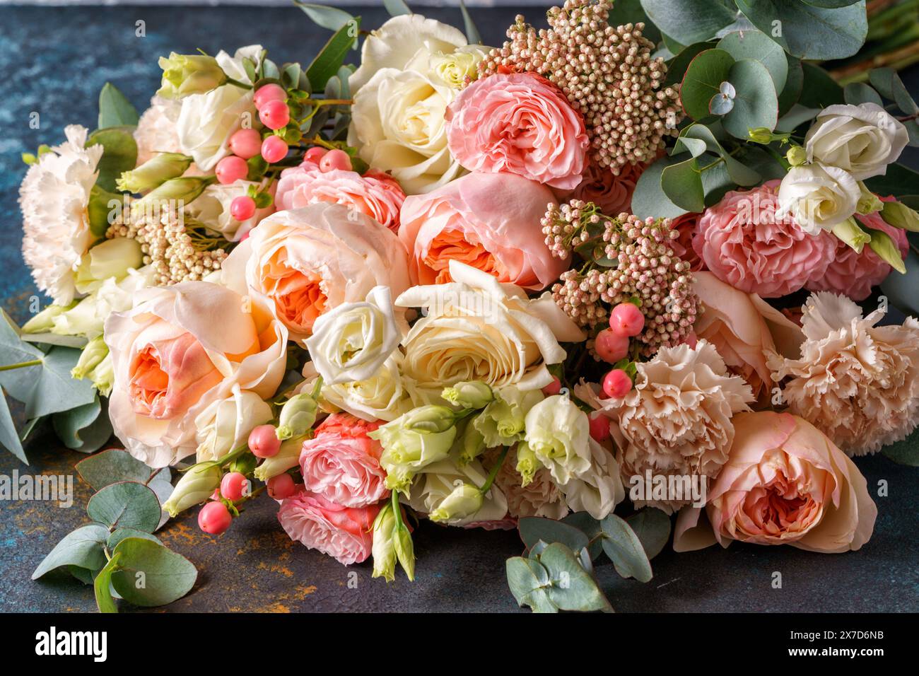 Bouquet de belles roses rouges, roses et jaunes en gros plan. Banque D'Images