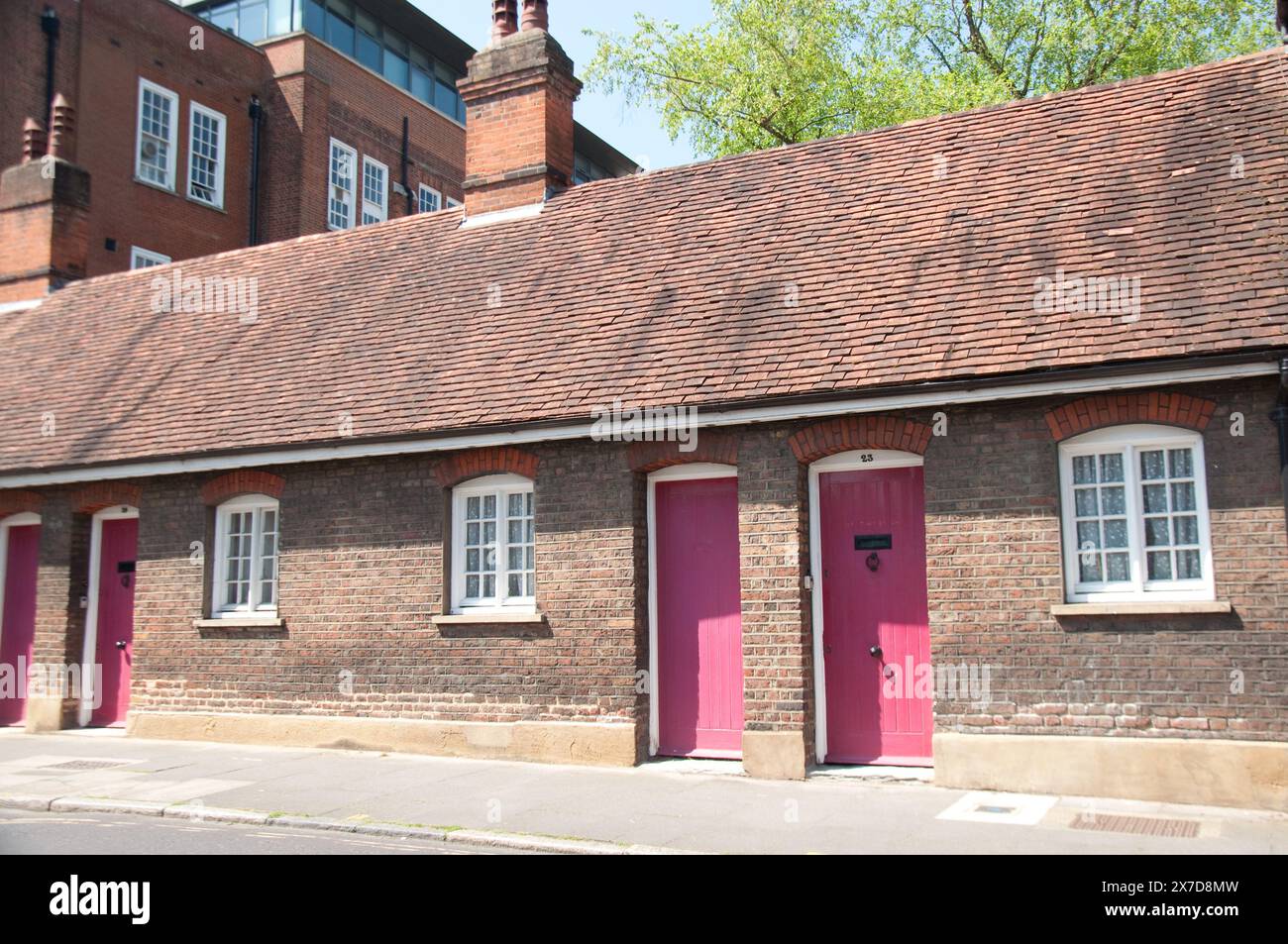 Village Almshouses, Highgate, Londres, Royaume-Uni - fondée au 17ème siècle par Sir John Wollaston, mais gravement délabrée, les Almshouses ont été rebult en 1722. Banque D'Images