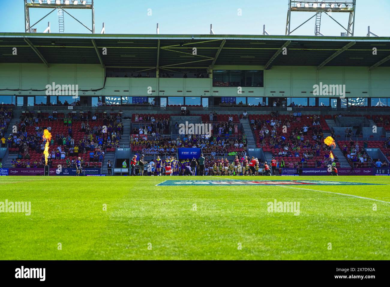St Helens, Merseyside, Royaume-Uni. 19 mai 2024. Betfred Challenge Cup Rugby : Huddersfield Giants vs Warrington Wolves au Totally Wicked Stadium. Les équipes entrent sur le terrain pour la deuxième demi-finale entre Huddersfield Giants et Warrington Wolves. Crédit James Giblin Photography/Alamy Live News. Banque D'Images