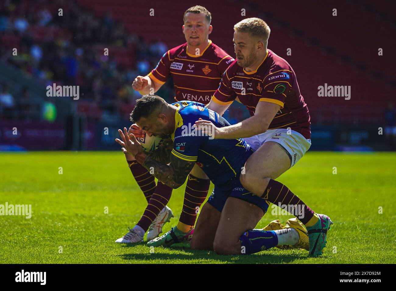 St Helens, Merseyside, Royaume-Uni. 19 mai 2024. Betfred Challenge Cup Rugby : Huddersfield Giants vs Warrington Wolves au Totally Wicked Stadium. Paul VAUGHAN est attaqué par deux défenseurs de Huddersfield. Crédit James Giblin Photography/Alamy Live News. Banque D'Images