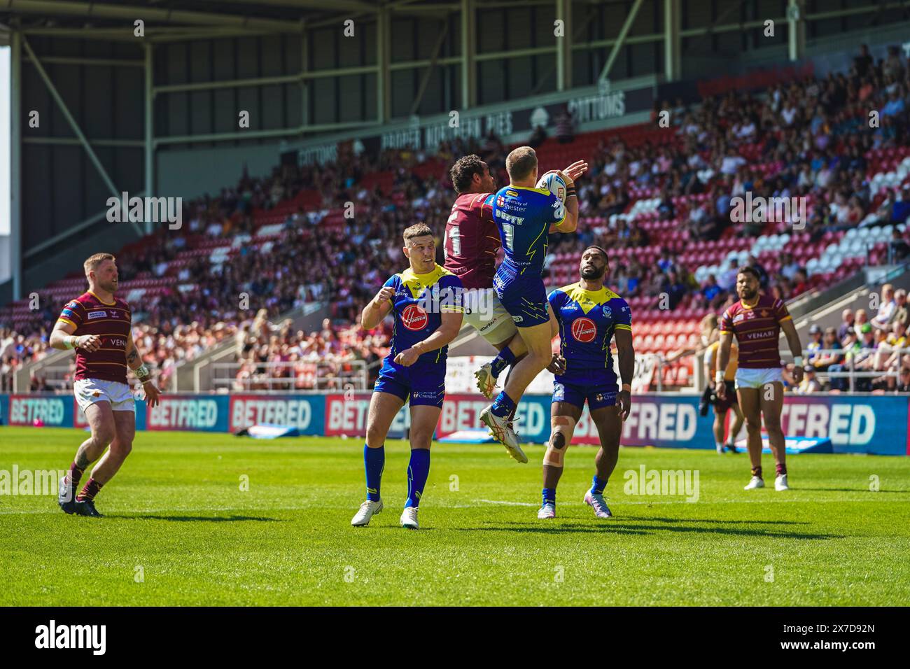St Helens, Merseyside, Royaume-Uni. 19 mai 2024. Betfred Challenge Cup Rugby : Huddersfield Giants vs Warrington Wolves au Totally Wicked Stadium. Matt Dufty et LEROY CUDJOE se battent pour le ballon haut. Crédit James Giblin Photography/Alamy Live News. Banque D'Images
