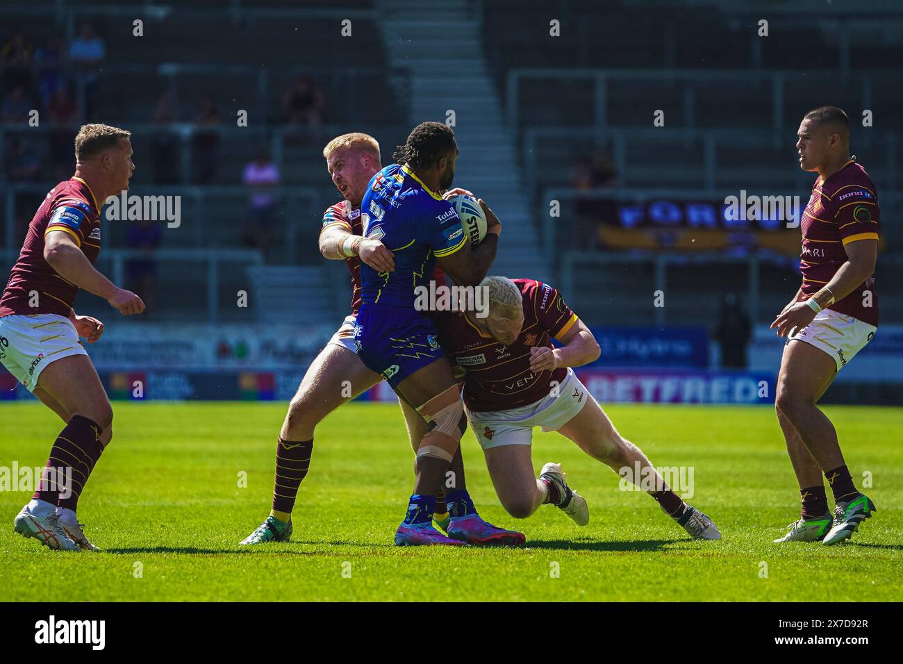 St Helens, Merseyside, Royaume-Uni. 19 mai 2024. Betfred Challenge Cup Rugby : Huddersfield Giants vs Warrington Wolves au Totally Wicked Stadium. RODRICK TAI est attaqué par deux défenseurs de Huddersfield. Crédit James Giblin Photography/Alamy Live News. Banque D'Images