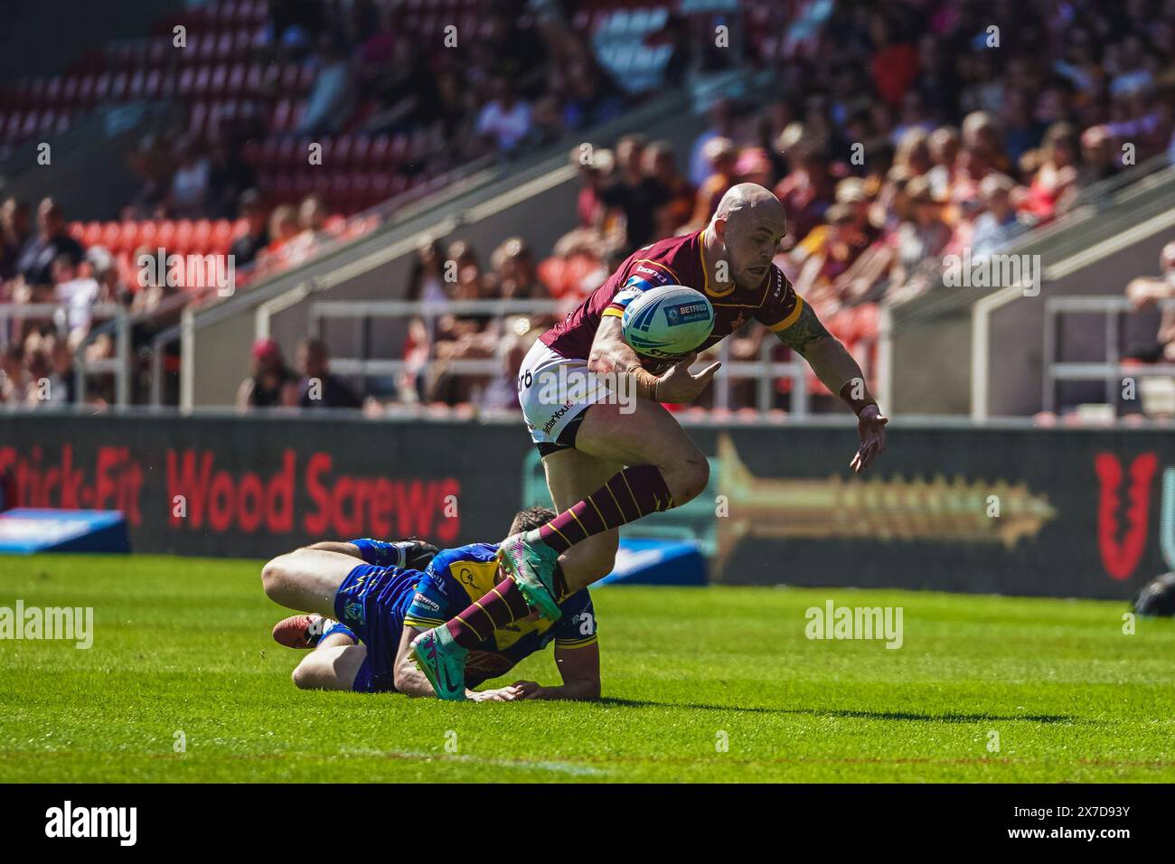 St Helens, Merseyside, Royaume-Uni. 19 mai 2024. Betfred Challenge Cup Rugby : Huddersfield Giants vs Warrington Wolves au Totally Wicked Stadium. ADAM SWIFT essaie d'attraper le ballon après avoir battu le défenseur de Warrington, mais laisse tomber le ballon au dernier moment. Crédit James Giblin Photography/Alamy Live News. Banque D'Images