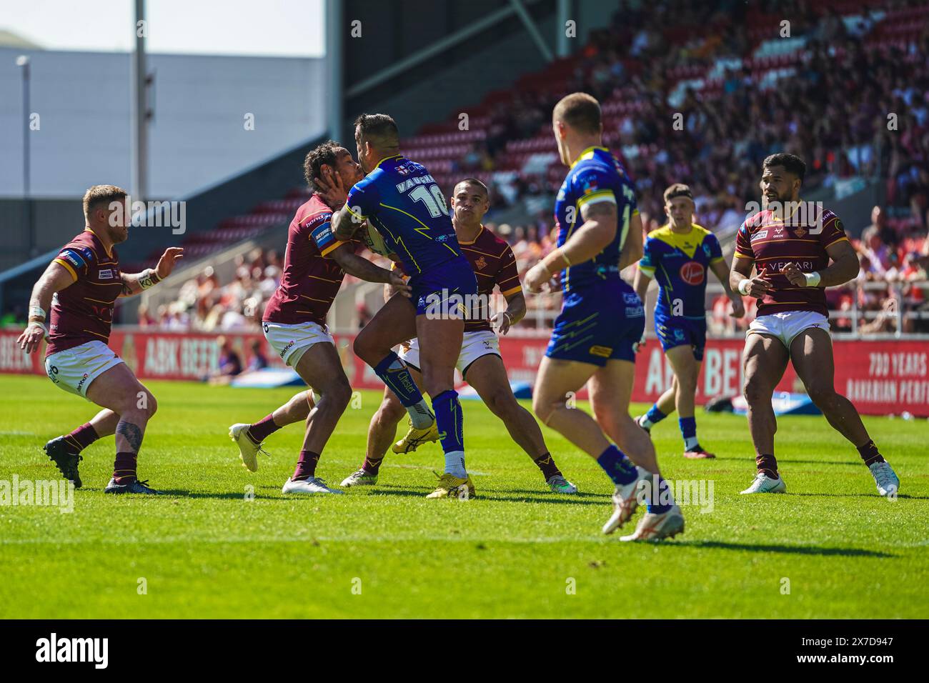 St Helens, Merseyside, Royaume-Uni. 19 mai 2024. Betfred Challenge Cup Rugby : Huddersfield Giants vs Warrington Wolves au Totally Wicked Stadium. PAUL VAUGHAN lance le ballon et est attaqué par la défense Huddersfield de LEROY CUDJOE & TUIMOALA LOLOLOHEA. Crédit James Giblin Photography/Alamy Live News. Banque D'Images