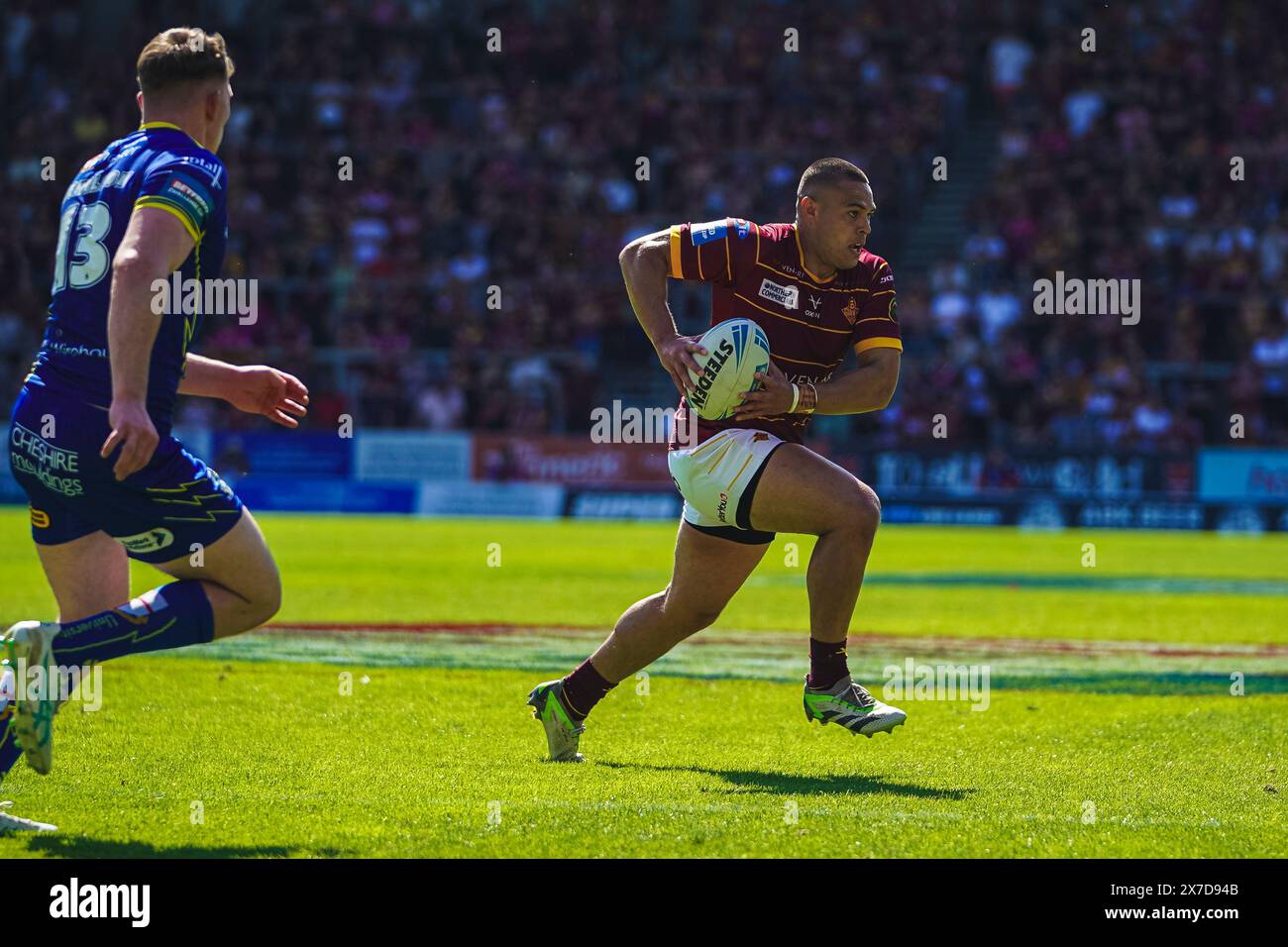 St Helens, Merseyside, Royaume-Uni. 19 mai 2024. Betfred Challenge Cup Rugby : Huddersfield Giants vs Warrington Wolves au Totally Wicked Stadium. TUIMOALA LOLOLOHEA courir le ballon et à la recherche du déchargement. Crédit James Giblin Photography/Alamy Live News. Banque D'Images