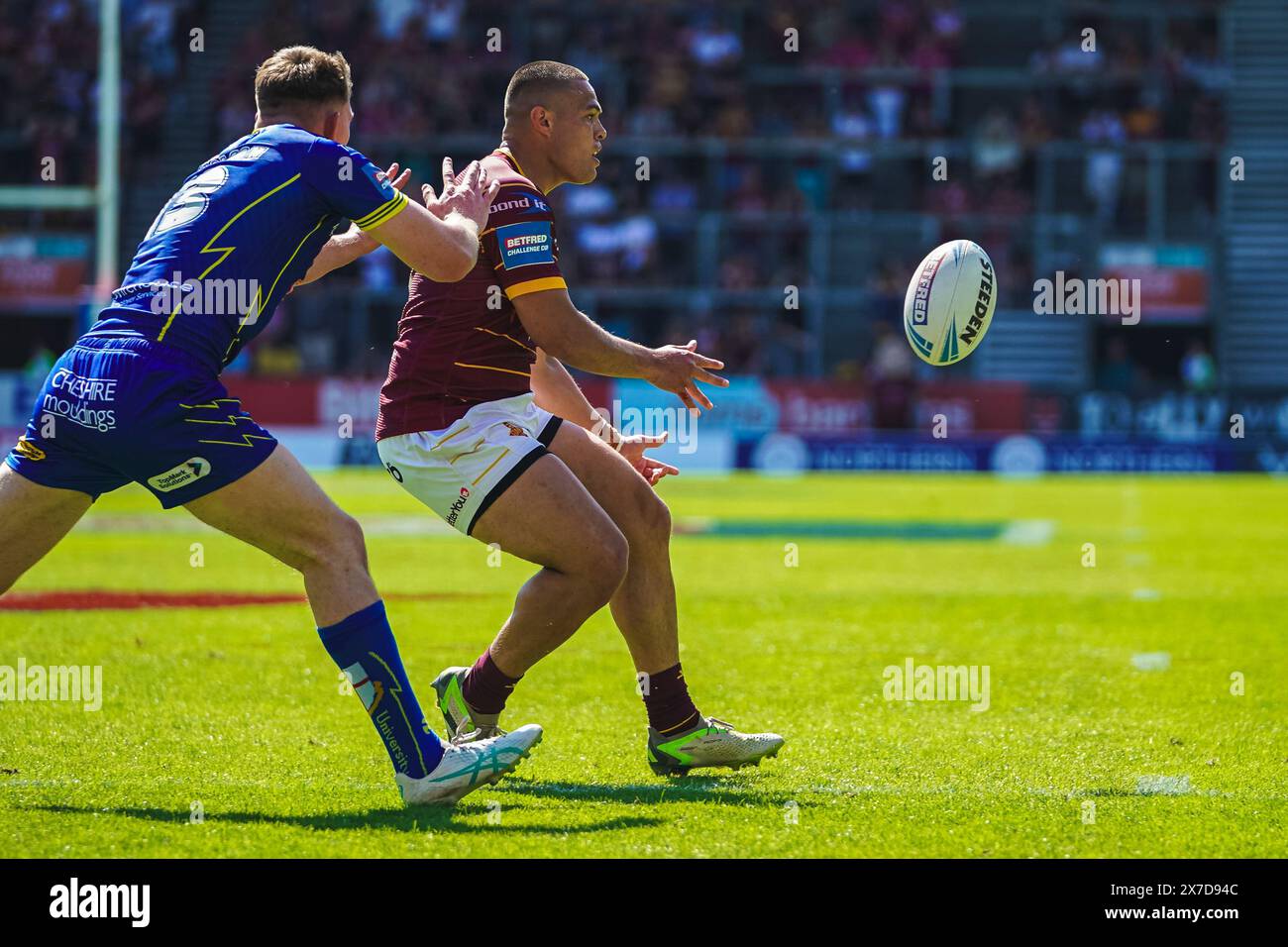 St Helens, Merseyside, Royaume-Uni. 19 mai 2024. Betfred Challenge Cup Rugby : Huddersfield Giants vs Warrington Wolves au Totally Wicked Stadium. TUIMOALA LOLOLOHEA fait la décharge à un coéquipier alors que MATTY NICHOLSON essaie de faire le tacle. Crédit James Giblin Photography/Alamy Live News. Banque D'Images