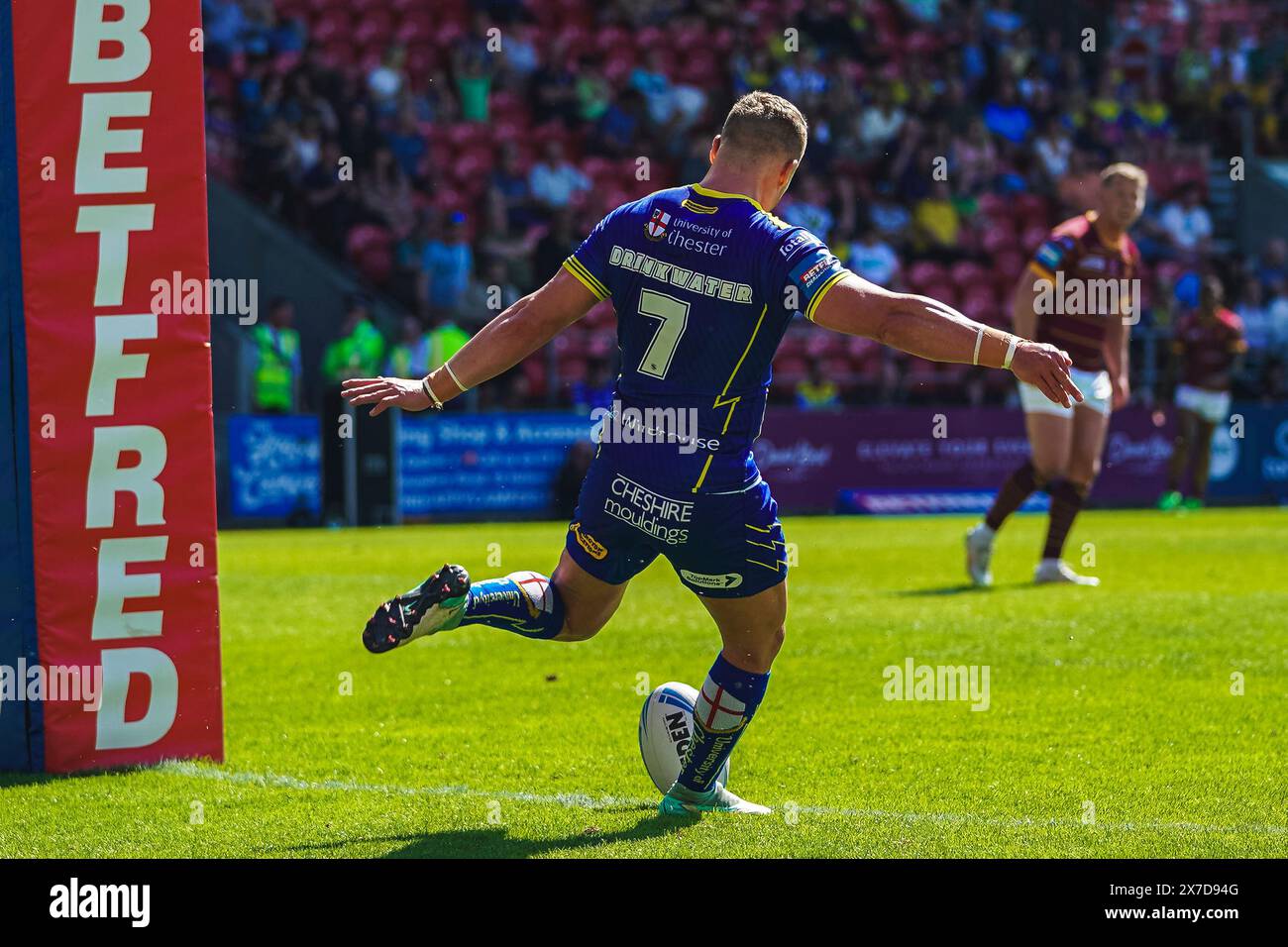 St Helens, Merseyside, Royaume-Uni. 19 mai 2024. Betfred Challenge Cup Rugby : Huddersfield Giants vs Warrington Wolves au Totally Wicked Stadium. JOSH DRINKWATER tombe de sous leurs bâtons après Huddersfield force la ligne de but de tomber. Crédit James Giblin Photography/Alamy Live News. Banque D'Images