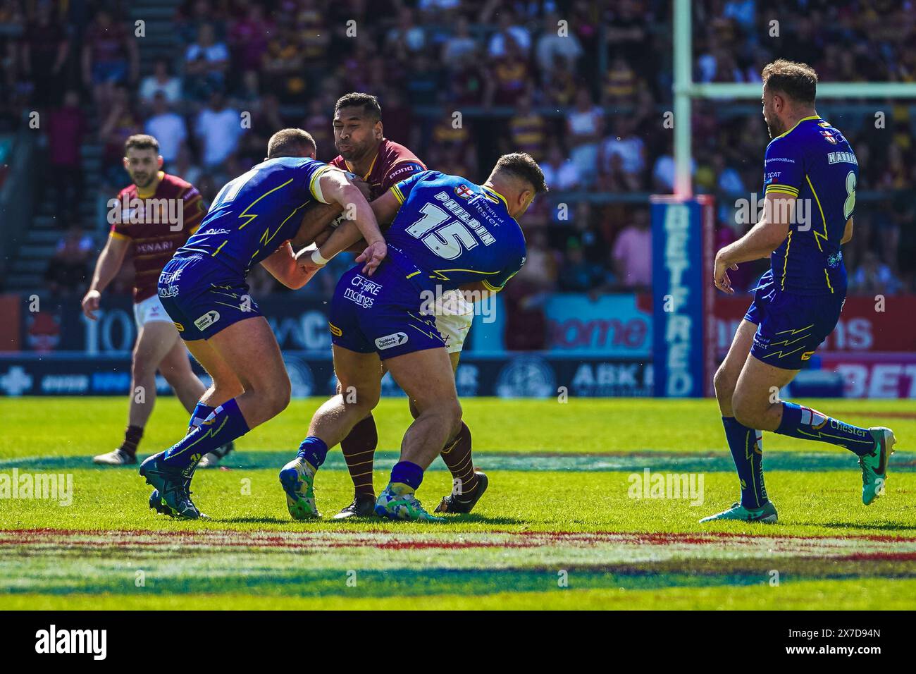 St Helens, Merseyside, Royaume-Uni. 19 mai 2024. Betfred Challenge Cup Rugby : Huddersfield Giants vs Warrington Wolves au Totally Wicked Stadium. SEBASTINE IKAHIHIFO est abordé par JOE PHILBIN & BEN CURRIE. Crédit James Giblin Photography/Alamy Live News. Banque D'Images