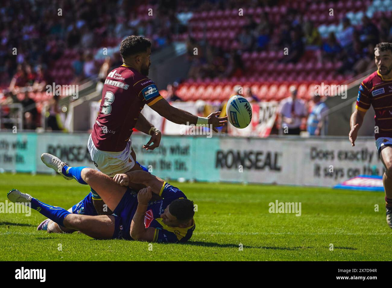 St Helens, Merseyside, Royaume-Uni. 19 mai 2024. Betfred Challenge Cup Rugby : Huddersfield Giants vs Warrington Wolves au Totally Wicked Stadium. ESAN MARSTERS à la recherche du déchargement pendant leur attaque. Crédit James Giblin Photography/Alamy Live News. Banque D'Images