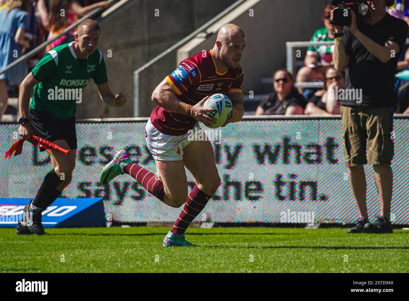 St Helens, Merseyside, Royaume-Uni. 19 mai 2024. Betfred Challenge Cup Rugby : Huddersfield Giants vs Warrington Wolves au Totally Wicked Stadium. ADAM SWIFT croise pour Huddersfield Giants et ouvre leur score en demi-finale. Crédit James Giblin Photography/Alamy Live News. Banque D'Images
