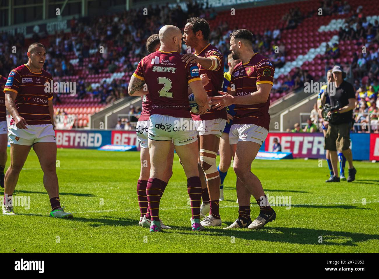 St Helens, Merseyside, Royaume-Uni. 19 mai 2024. Betfred Challenge Cup Rugby : Huddersfield Giants vs Warrington Wolves au Totally Wicked Stadium. ADAM SWIFT croise pour Huddersfield Giants et ouvre leur score en demi-finale. Il fête ensuite avec ses coéquipiers. Crédit James Giblin Photography/Alamy Live News. Banque D'Images