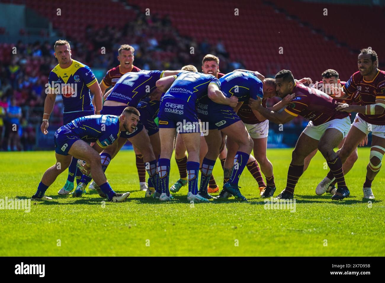 St Helens, Merseyside, Royaume-Uni. 19 mai 2024. Betfred Challenge Cup Rugby : Huddersfield Giants vs Warrington Wolves au Totally Wicked Stadium. Danny Walker récupère la balle à l'arrière de la mêlée. Crédit James Giblin Photography/Alamy Live News. Banque D'Images
