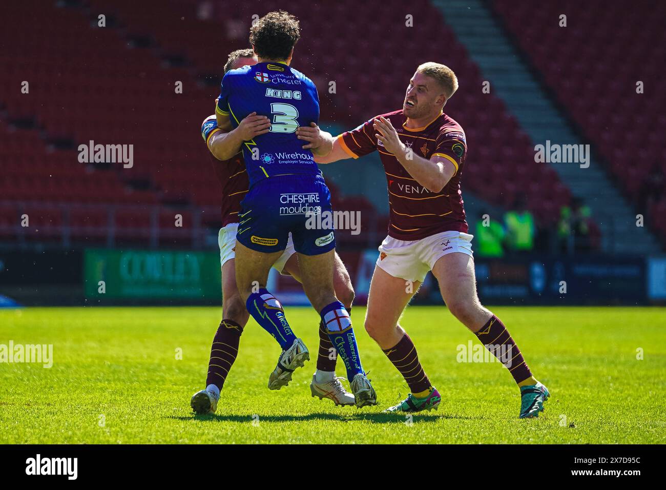 St Helens, Merseyside, Royaume-Uni. 19 mai 2024. Betfred Challenge Cup Rugby : Huddersfield Giants vs Warrington Wolves au Totally Wicked Stadium. Toby King est attaqué par les deux défenseurs de Huddersfield. Crédit James Giblin Photography/Alamy Live News. Banque D'Images