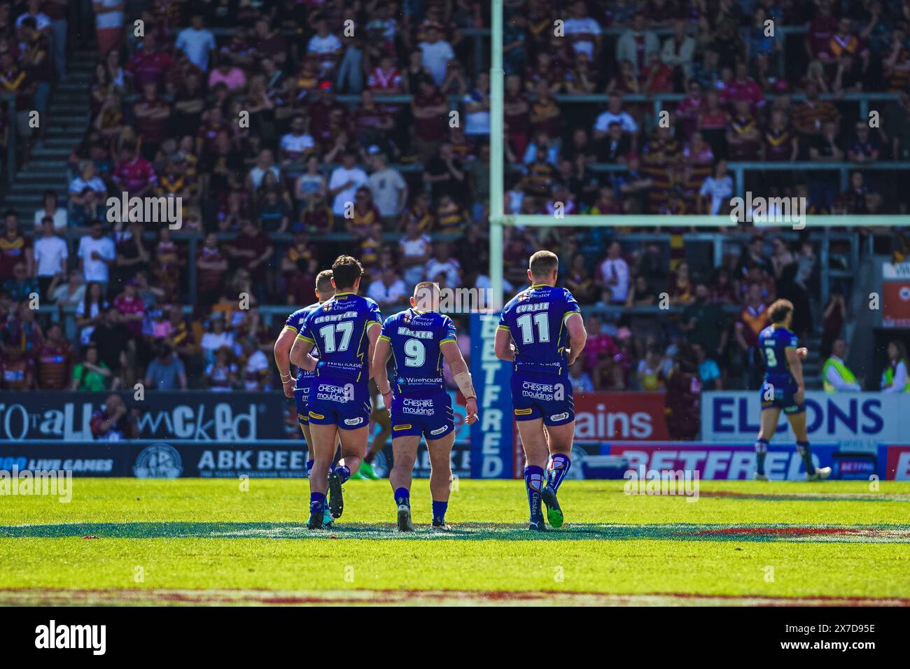 St Helens, Merseyside, Royaume-Uni. 19 mai 2024. Betfred Challenge Cup Rugby : Huddersfield Giants vs Warrington Wolves au Totally Wicked Stadium. Le joueur de Warrington Danny Walker, Ben Cuttie et Jordy Crowther reviennent après l'essai de Warrington. Crédit James Giblin Photography/Alamy Live News. Banque D'Images