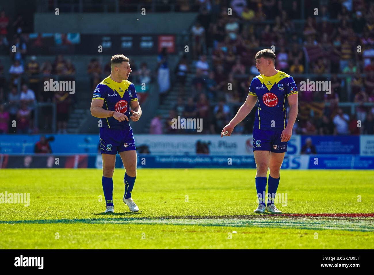 St Helens, Merseyside, Royaume-Uni. 19 mai 2024. Betfred Challenge Cup Rugby : Huddersfield Giants vs Warrington Wolves au Totally Wicked Stadium. George WILLIAMS parle avec son coéquipier pendant le match. Crédit James Giblin Photography/Alamy Live News. Banque D'Images