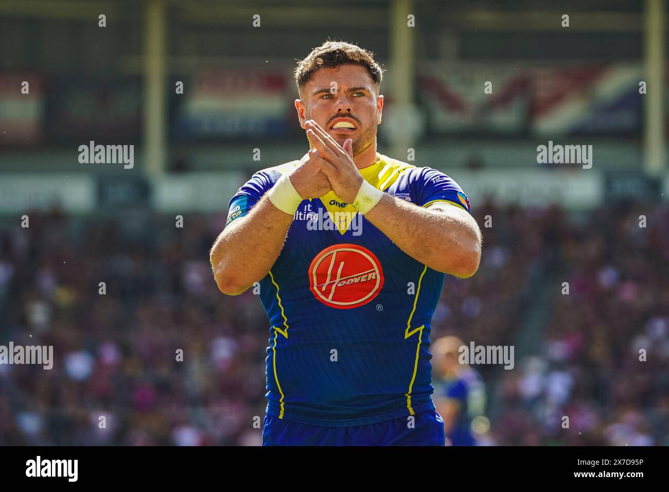 St Helens, Merseyside, Royaume-Uni. 19 mai 2024. Betfred Challenge Cup Rugby : Huddersfield Giants vs Warrington Wolves au Totally Wicked Stadium. Joe Philbin en courant après Warrington avoir un autre essai. Crédit James Giblin Photography/Alamy Live News. Banque D'Images