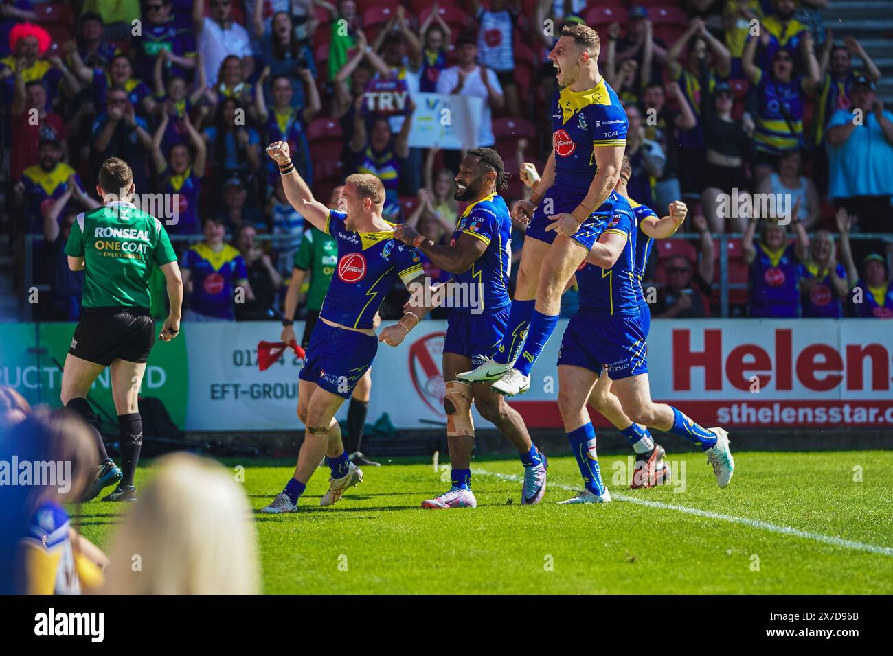St Helens, Merseyside, Royaume-Uni. 19 mai 2024. Betfred Challenge Cup Rugby : Huddersfield Giants vs Warrington Wolves au Totally Wicked Stadium. Matt Dufty célèbre son essai avec ses coéquipiers de Warrington. Crédit James Giblin Photography/Alamy Live News. Banque D'Images