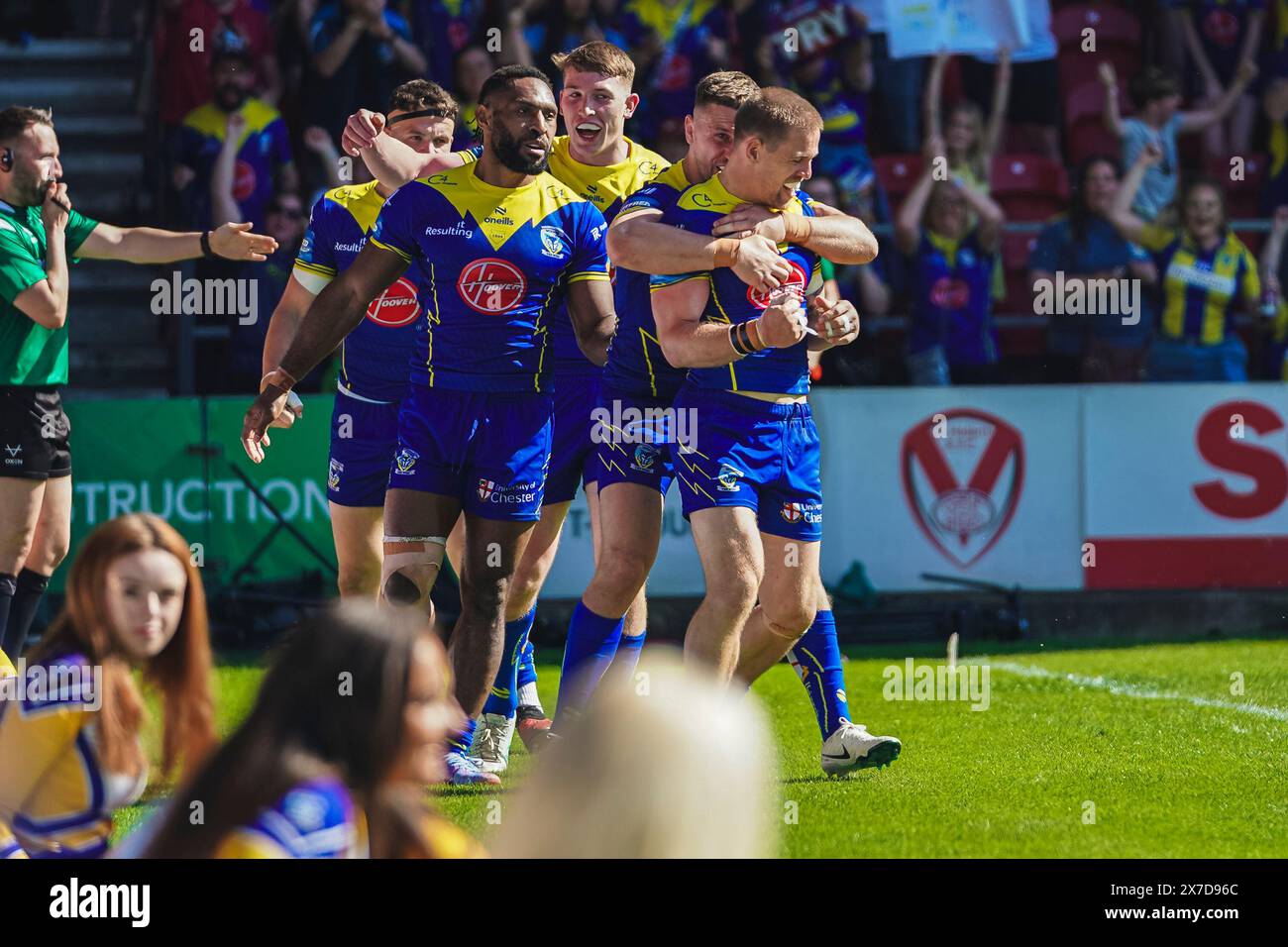 St Helens, Merseyside, Royaume-Uni. 19 mai 2024. Betfred Challenge Cup Rugby : Huddersfield Giants vs Warrington Wolves au Totally Wicked Stadium. Matt Dufty célèbre son essai avec ses coéquipiers de Warrington. Crédit James Giblin Photography/Alamy Live News. Banque D'Images