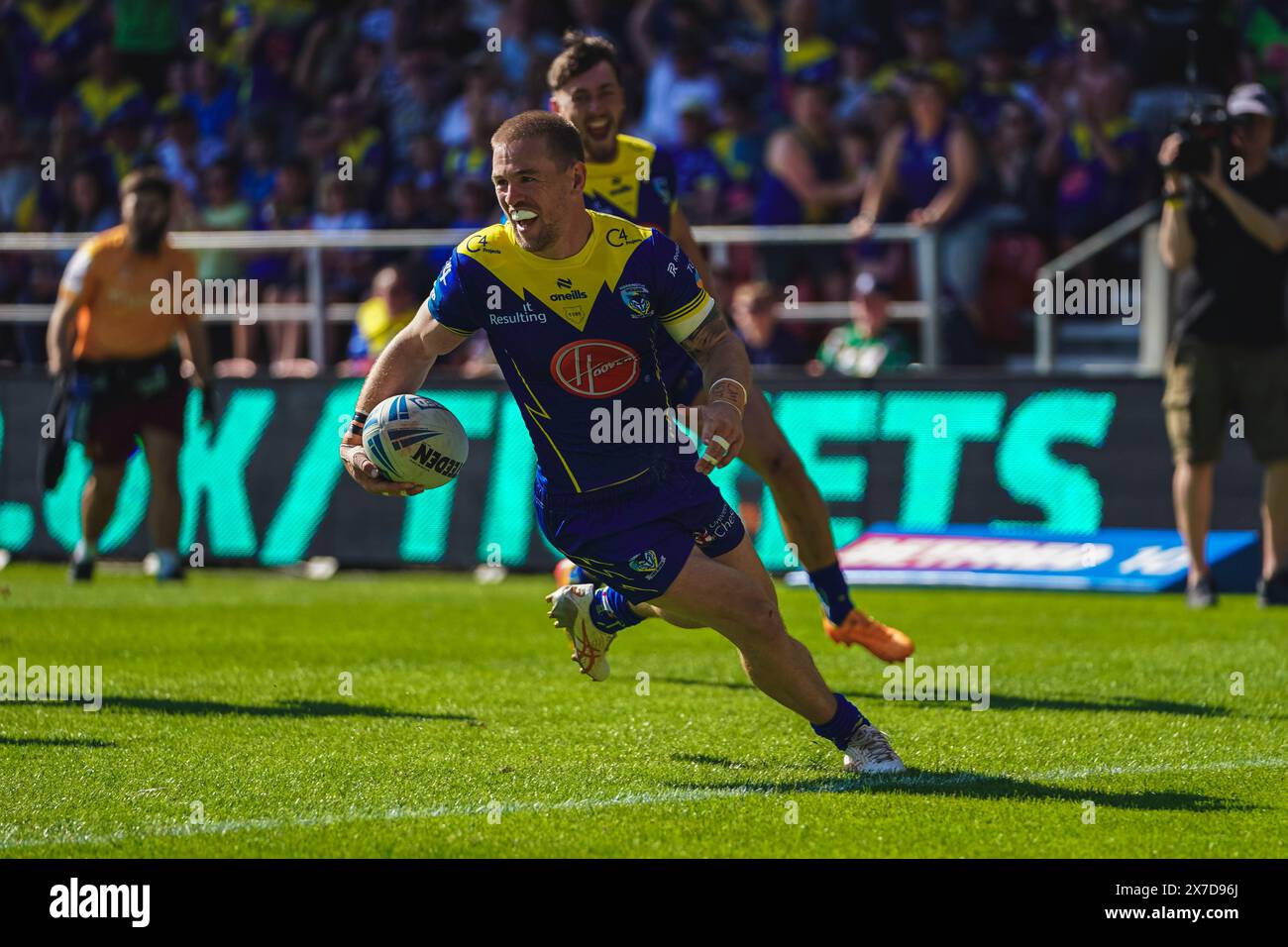 St Helens, Merseyside, Royaume-Uni. 19 mai 2024. Betfred Challenge Cup Rugby : Huddersfield Giants vs Warrington Wolves au Totally Wicked Stadium. Matt Dufty fait un deuxième essai peu de temps après avoir obtenu son premier. Crédit James Giblin Photography/Alamy Live News. Banque D'Images