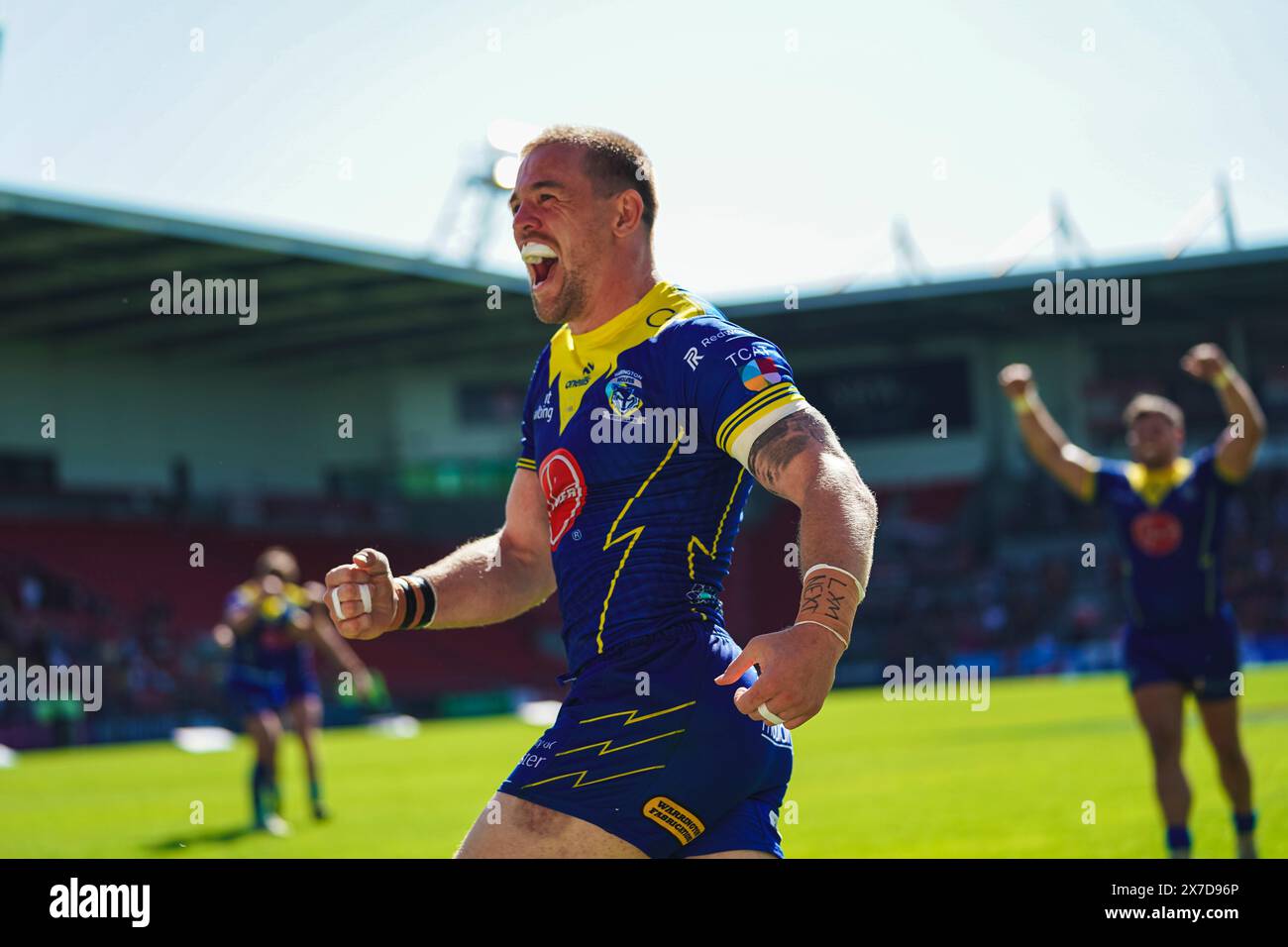 St Helens, Merseyside, Royaume-Uni. 19 mai 2024. Betfred Challenge Cup Rugby : Huddersfield Giants vs Warrington Wolves au Totally Wicked Stadium. Matt Dufty célèbre son essai devant les fans de Warrington. Crédit James Giblin Photography/Alamy Live News. Banque D'Images