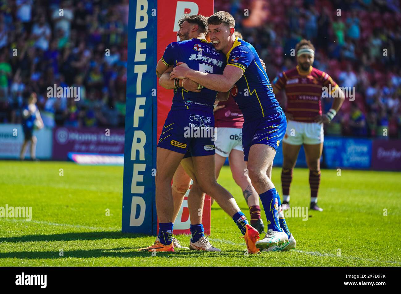 St Helens, Merseyside, Royaume-Uni. 19 mai 2024. Betfred Challenge Cup Rugby : Huddersfield Giants vs Warrington Wolves au Totally Wicked Stadium. Matt Dufty célèbre son essai devant les fans de Warrington. Crédit James Giblin Photography/Alamy Live News. Banque D'Images