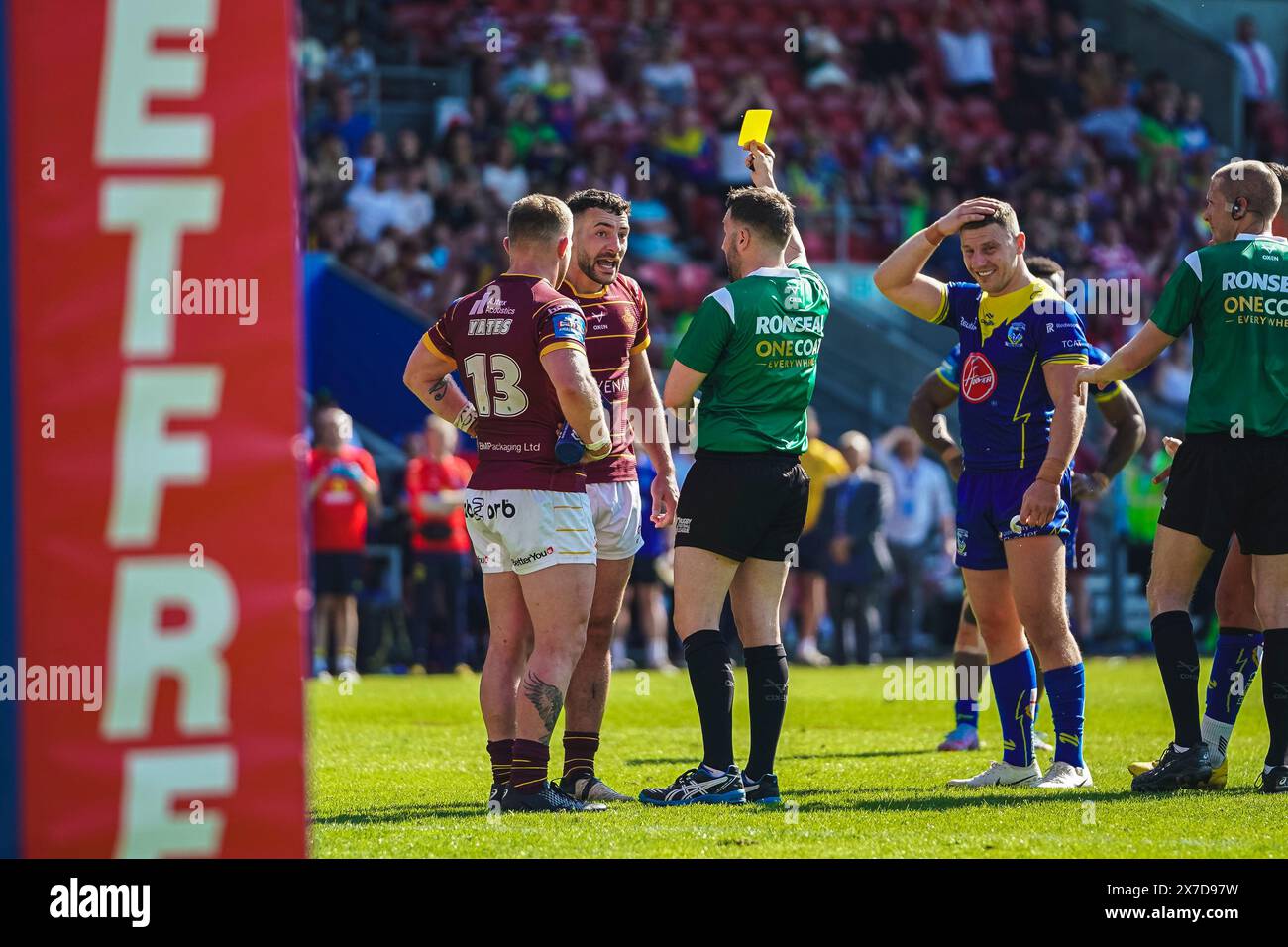 St Helens, Merseyside, Royaume-Uni. 19 mai 2024. Betfred Challenge Cup Rugby : Huddersfield Giants vs Warrington Wolves au Totally Wicked Stadium. Jake Connor reçoit un carton jaune pour son rôle dans le Come Together. Crédit James Giblin Photography/Alamy Live News. Banque D'Images