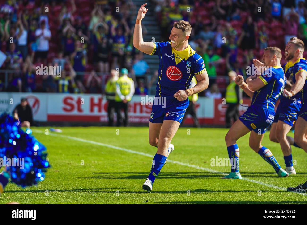 St Helens, Merseyside, Royaume-Uni. 19 mai 2024. Betfred Challenge Cup Rugby : Huddersfield Giants vs Warrington Wolves au Totally Wicked Stadium. George Wiliams célébrant devant les fans de Warrington. Crédit James Giblin Photography/Alamy Live News. Banque D'Images