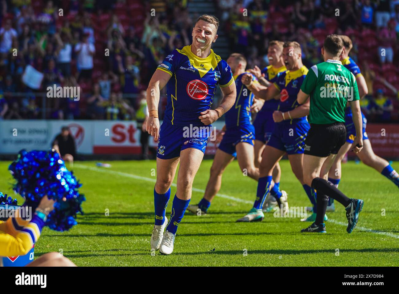 St Helens, Merseyside, Royaume-Uni. 19 mai 2024. Betfred Challenge Cup Rugby : Huddersfield Giants vs Warrington Wolves au Totally Wicked Stadium. George Wiliams célébrant devant les fans de Warrington. Crédit James Giblin Photography/Alamy Live News. Banque D'Images