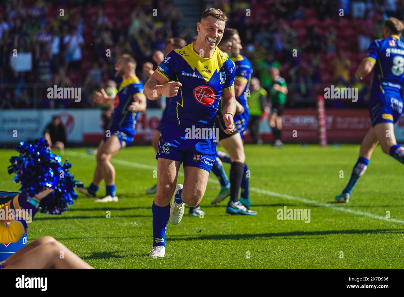 St Helens, Merseyside, Royaume-Uni. 19 mai 2024. Betfred Challenge Cup Rugby : Huddersfield Giants vs Warrington Wolves au Totally Wicked Stadium. George Wiliams célébrant devant les fans de Warrington. Crédit James Giblin Photography/Alamy Live News. Banque D'Images