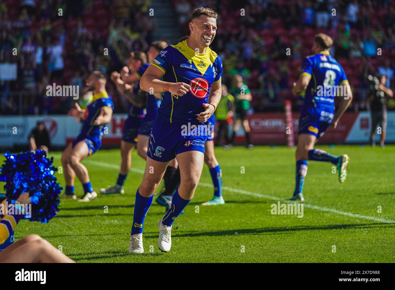 St Helens, Merseyside, Royaume-Uni. 19 mai 2024. Betfred Challenge Cup Rugby : Huddersfield Giants vs Warrington Wolves au Totally Wicked Stadium. George Wiliams célébrant devant les fans de Warrington. Crédit James Giblin Photography/Alamy Live News. Banque D'Images