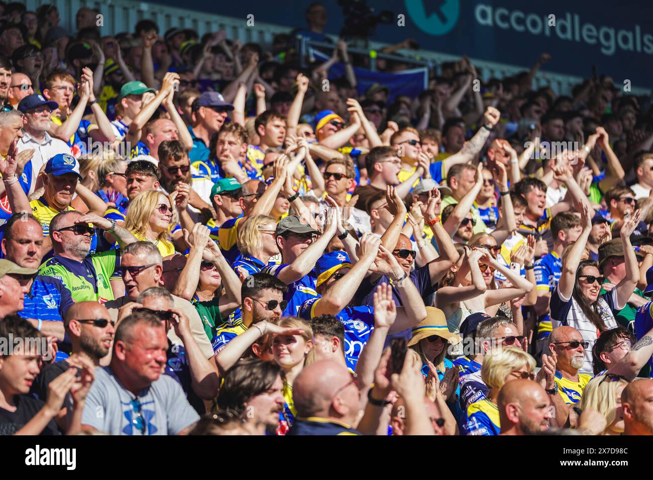 St Helens, Merseyside, Royaume-Uni. 19 mai 2024. Betfred Challenge Cup Rugby : Huddersfield Giants vs Warrington Wolves au Totally Wicked Stadium. Les fans itinérants de Warrington en pleine voix alors que le temps descend à 00:00. Crédit James Giblin Photography/Alamy Live News. Banque D'Images