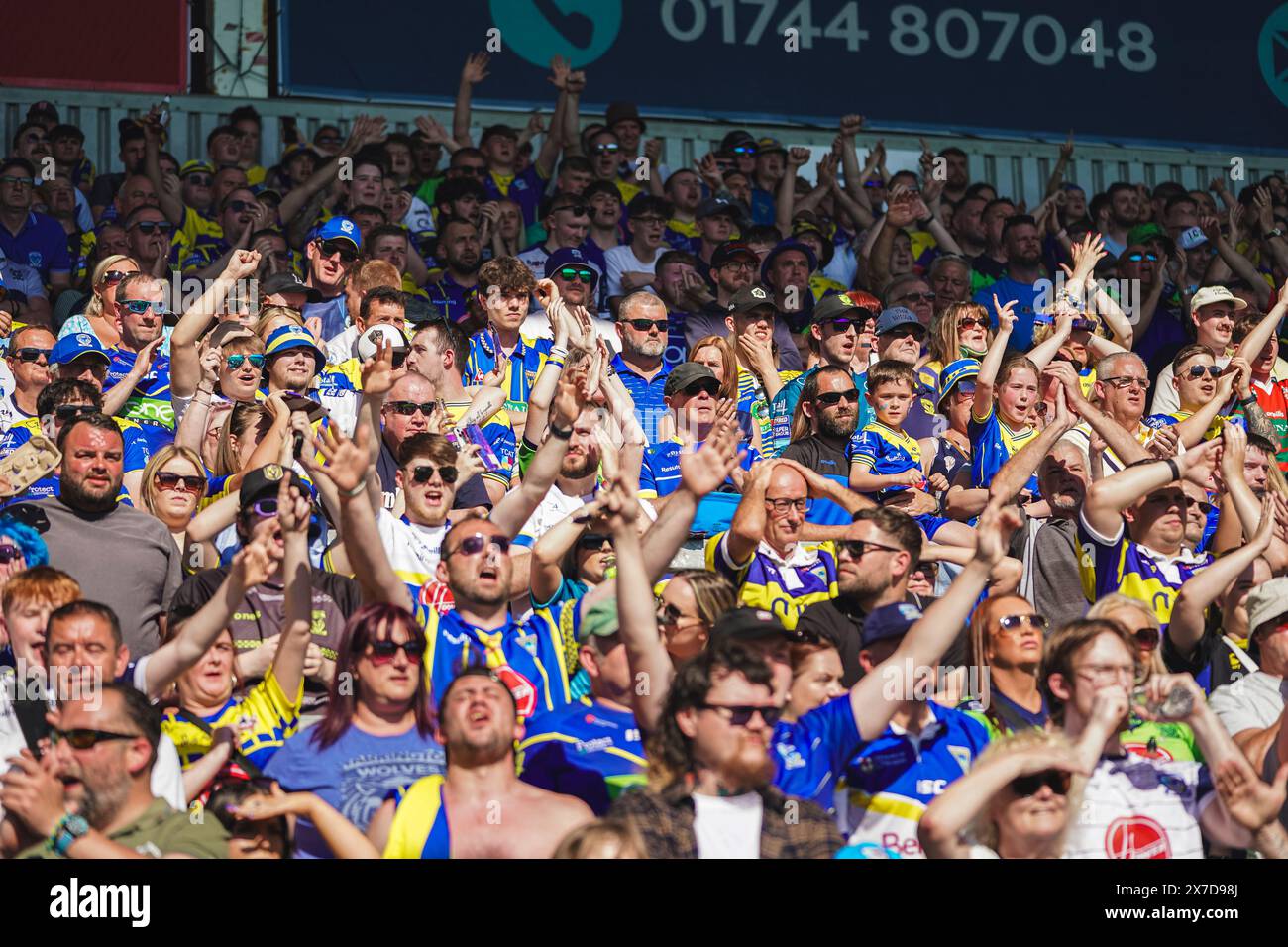 St Helens, Merseyside, Royaume-Uni. 19 mai 2024. Betfred Challenge Cup Rugby : Huddersfield Giants vs Warrington Wolves au Totally Wicked Stadium. Les fans itinérants de Warrington en pleine voix alors que le temps descend à 00:00. Crédit James Giblin Photography/Alamy Live News. Banque D'Images