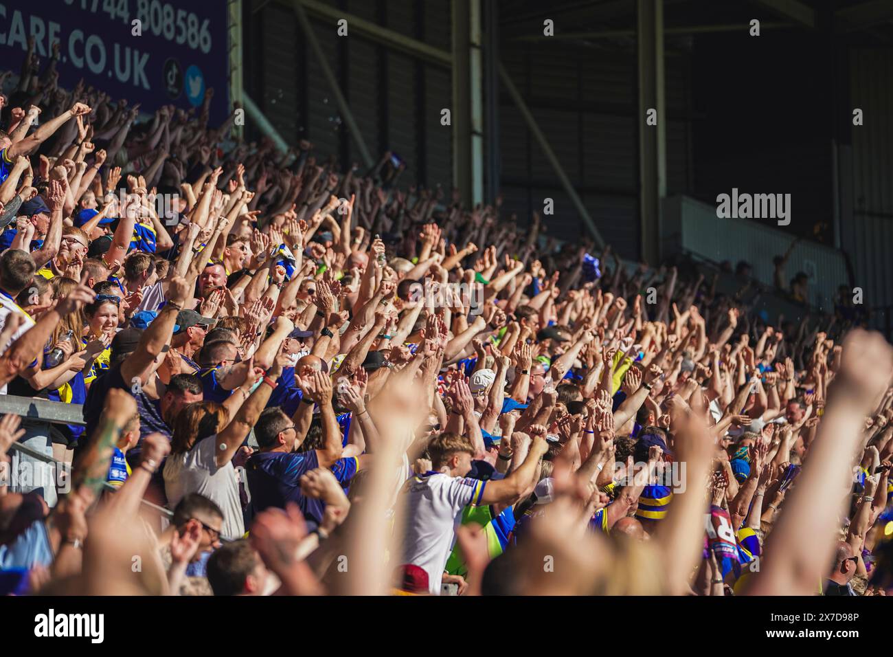 St Helens, Merseyside, Royaume-Uni. 19 mai 2024. Betfred Challenge Cup Rugby : Huddersfield Giants vs Warrington Wolves au Totally Wicked Stadium. Les fans itinérants de Warrington en pleine voix alors que le temps descend à 00:00. Crédit James Giblin Photography/Alamy Live News. Banque D'Images